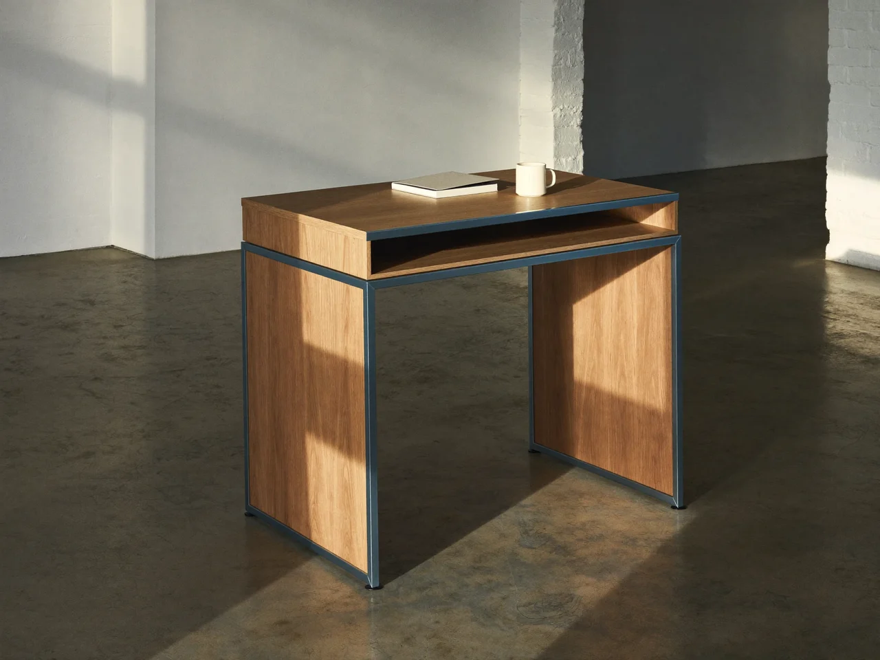 Höhenverstellbarer Sitz-Steh-Tisch in Eiche mit schlankem Stahlgestell, Platte angehoben, illustrative Darstellung