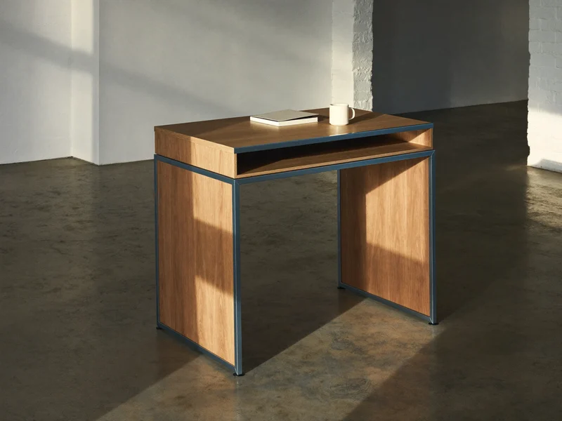 Höhenverstellbarer Sitz-Steh-Tisch in Eiche mit schlankem Stahlgestell, Platte angehoben, illustrative Darstellung