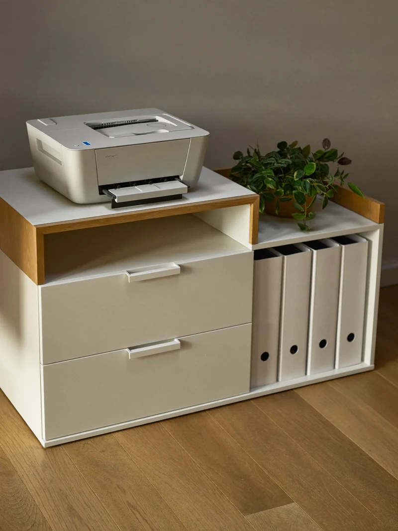 Niedriger Stauraumschrank mit Druckerständer in Weiß und Eiche im ruhigen Arbeitszimmer, illustrative Darstellung